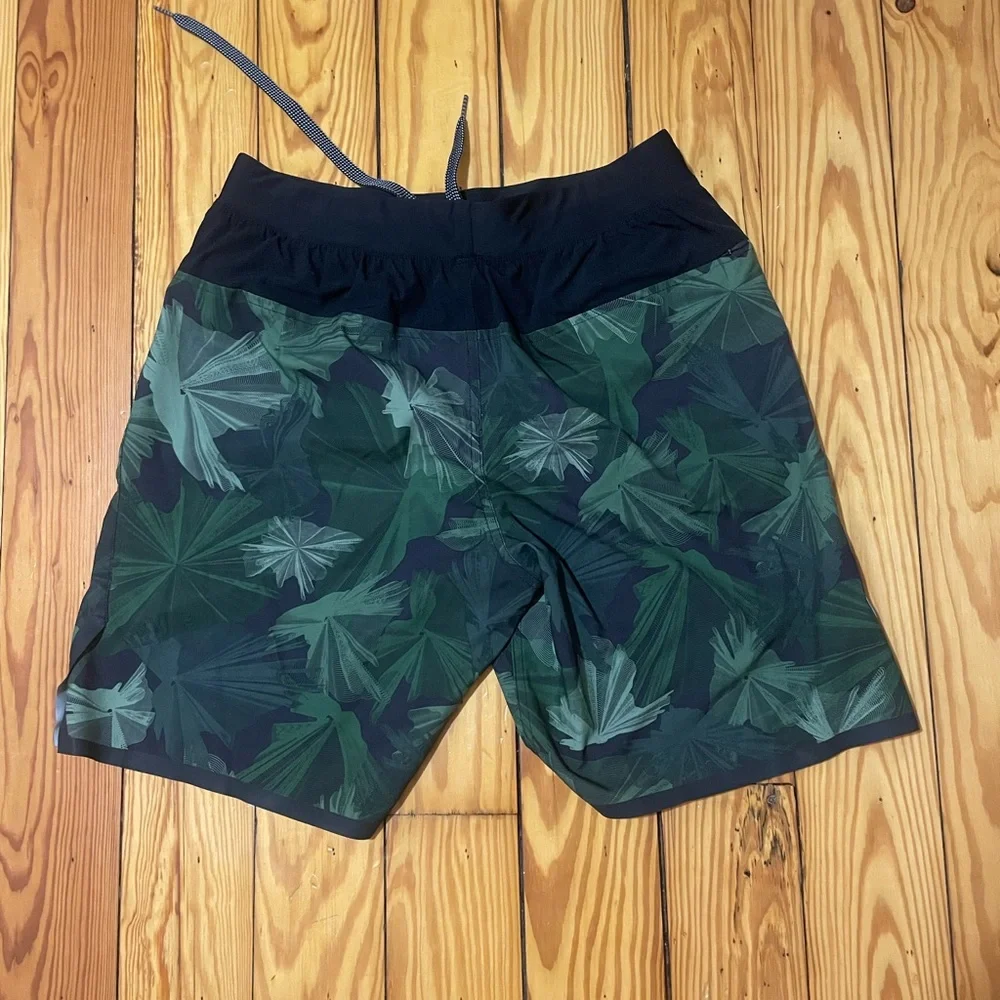 Nike Men’s Leaf Pattern Swim Shorts Size M